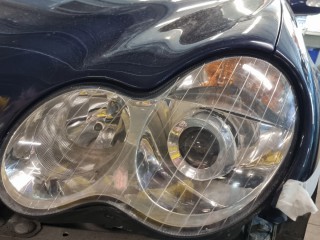 Mersedes-Benz W203 замена линз на Aozoom A4+, покраска масок фар, шлифовка фар и бронирование (1)
